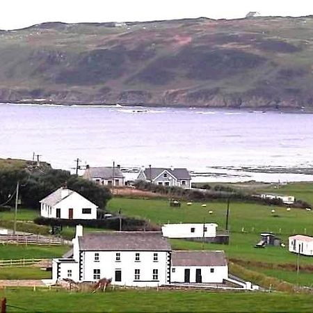 Biddy Ban’s Hotel Carnmalin Bagian luar foto