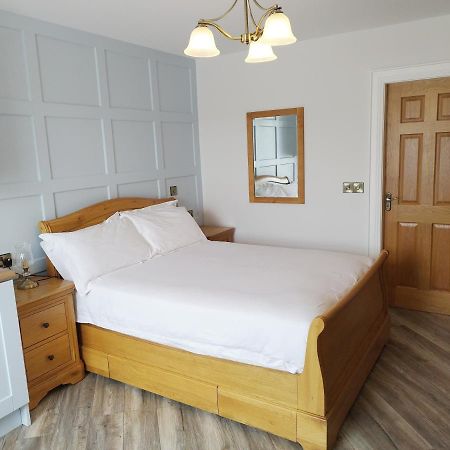 Biddy Ban’s Hotel Carnmalin Bagian luar foto