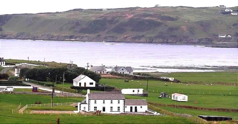 Biddy Ban’s Hotel Carnmalin Bagian luar foto