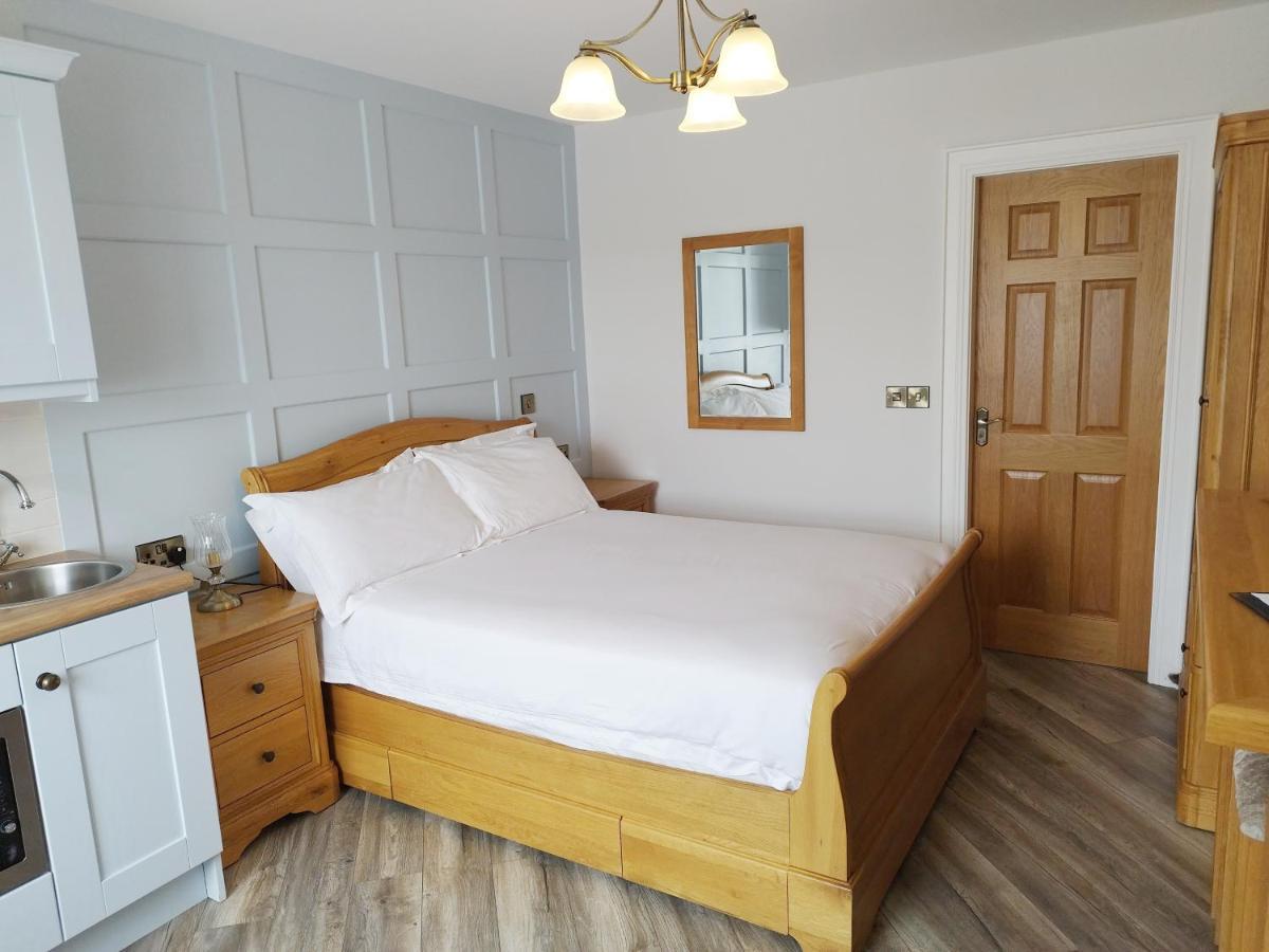 Biddy Ban’s Hotel Carnmalin Bagian luar foto