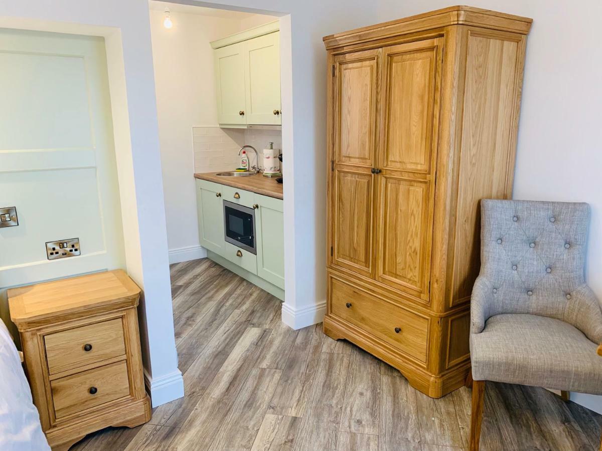 Biddy Ban’s Hotel Carnmalin Bagian luar foto