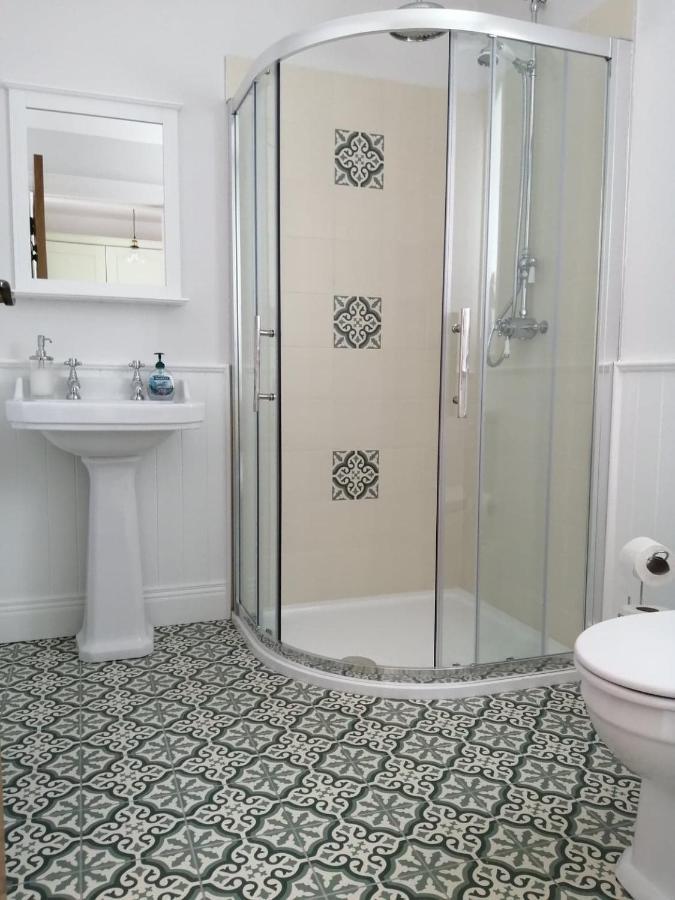 Biddy Ban’s Hotel Carnmalin Bagian luar foto
